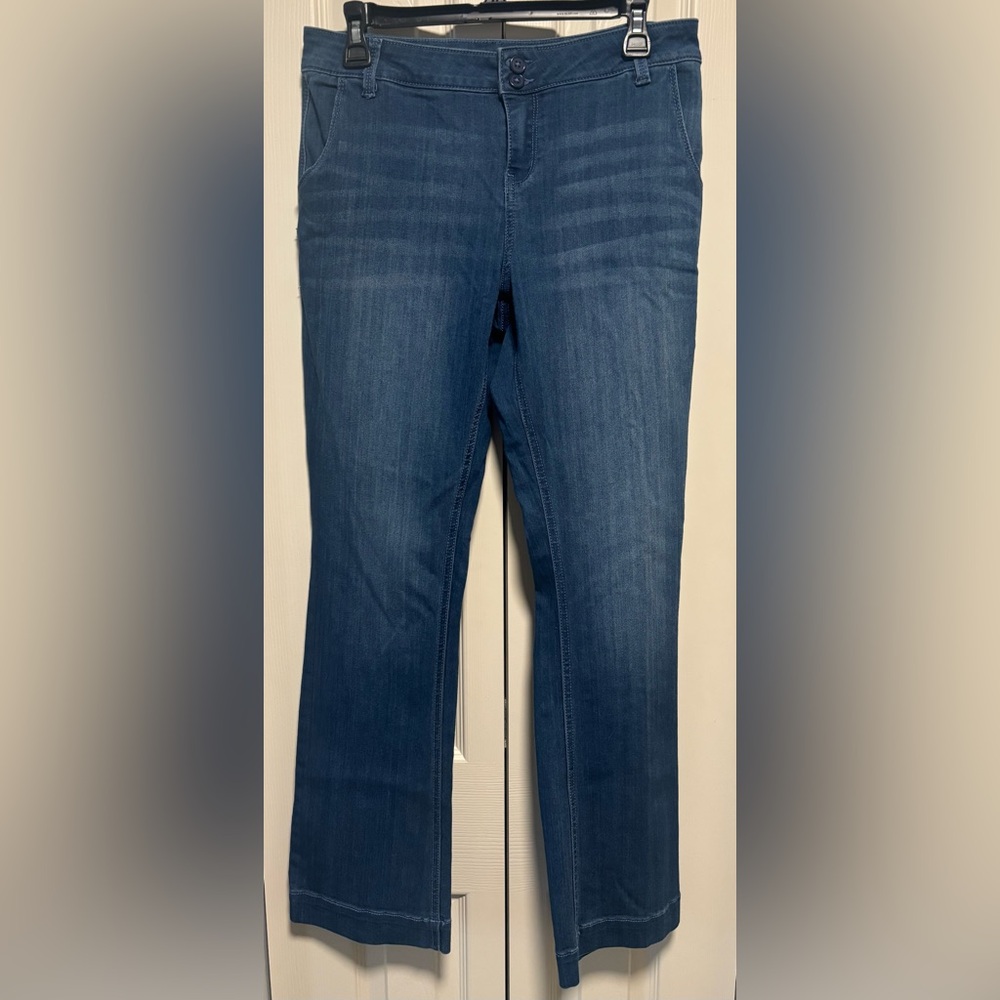 NWT Versona Boutique Modern Fit Light Wash Flare Jeans